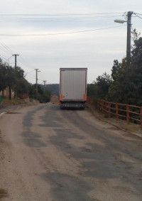 Nebezpečně zaparkovaný kamion na horizontu